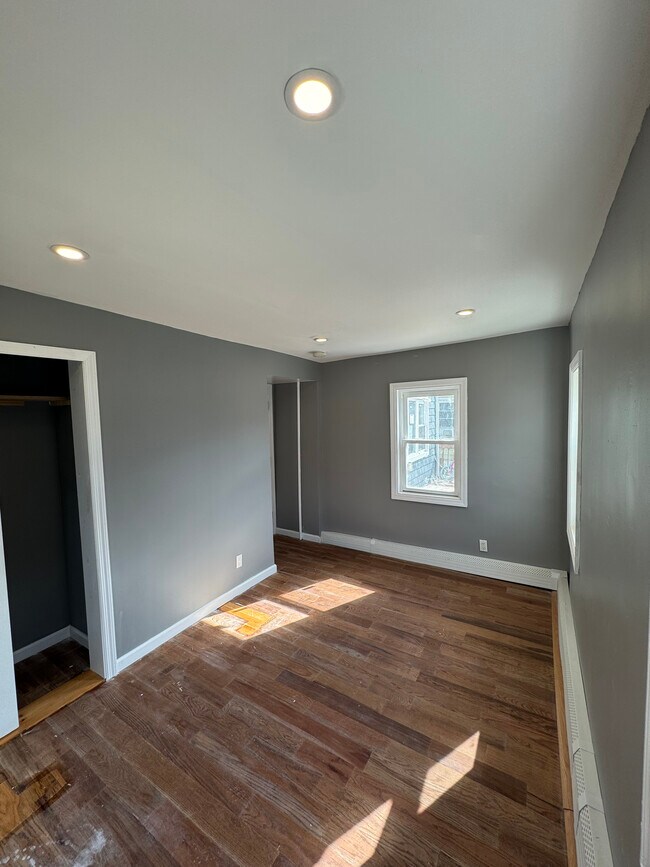 Building Photo - 675 S Bayview Ave