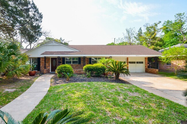 Foto del edificio - 9817 Cedardale Dr