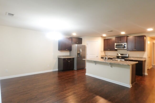 Foto del edificio - Coming Available!