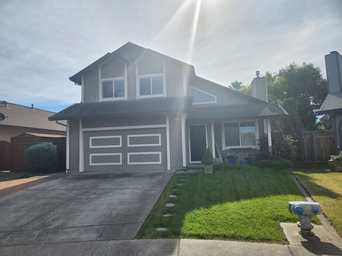 Primary Photo - Bright and Cheery well maintained 3 bedroo...