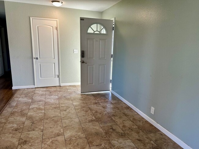 Foto del edificio - CharmingHome with Open Floor Plan in West Redding