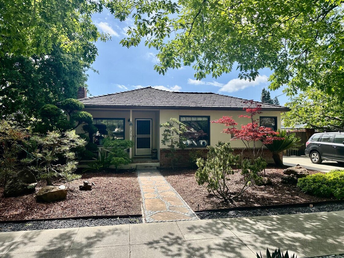 Foto principal - Palo Alto Dream Rental with Backyard Parad...