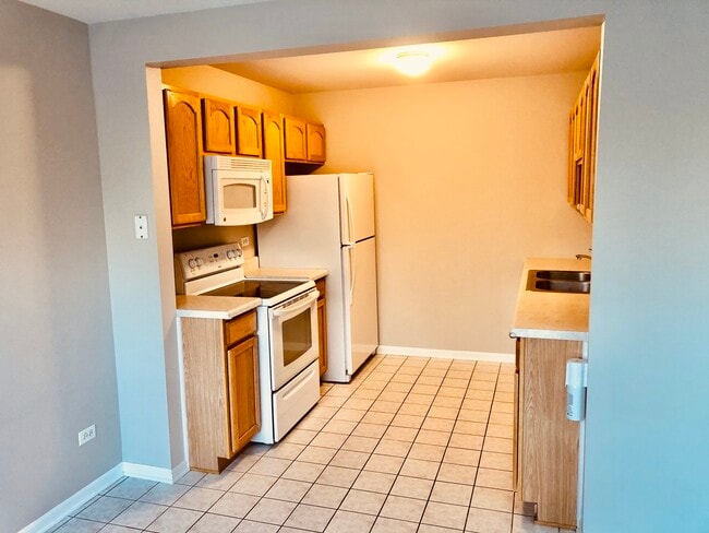 Building Photo - 928 N Village Dr