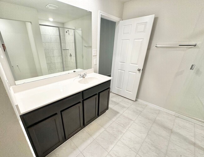 Foto del edificio - AVAILABLE NOW!