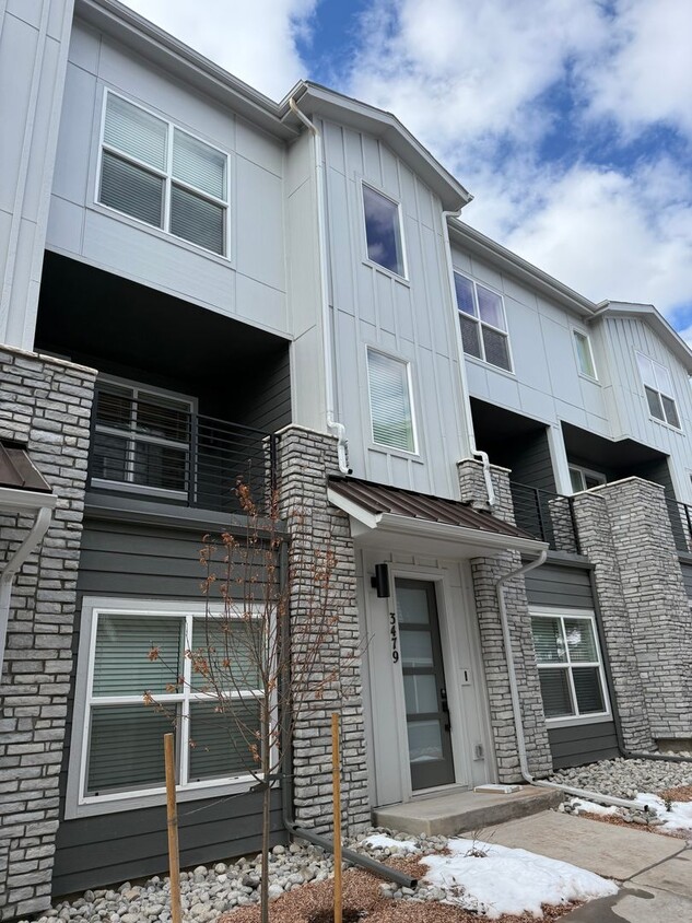 Foto principal - Gorgeous New Construction 4 bedroom Townhome