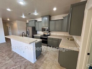 Building Photo - 15601 N Verde St