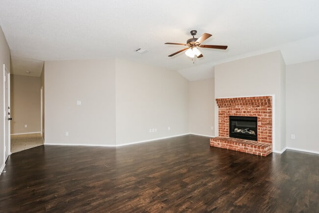 Building Photo - 720 Duke Dr