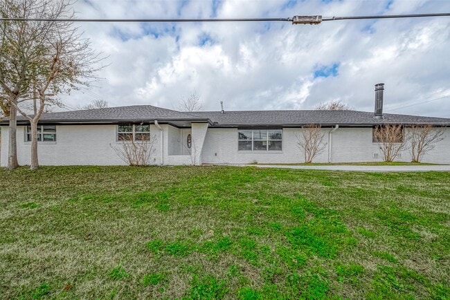 Building Photo - 300 Lane Dr