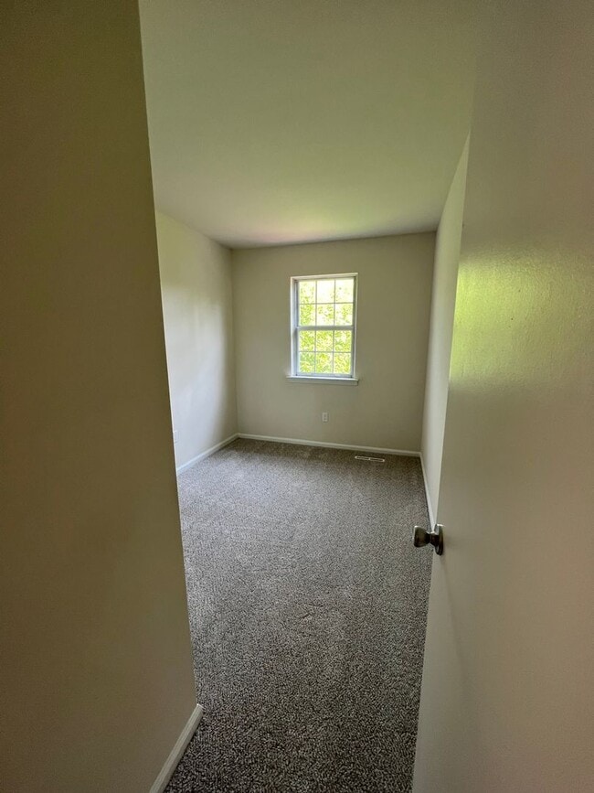 Building Photo - 3BR Townhome - Northampton School District