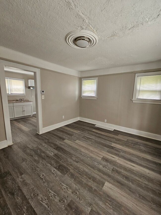 Building Photo - 1665 First Ave. | 2 Beds, 1 Bath