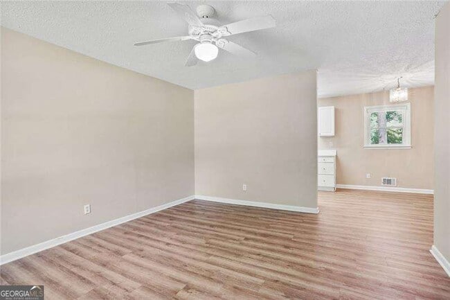 Building Photo - 2416 Lakewood Dr NW