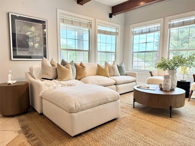 Foto del edificio - 5301 Laguna Cliff Lane