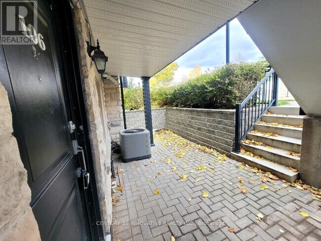 Building Photo - 320 John St.