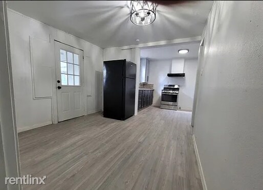 Building Photo - 4 br, 1 bath House - 1204 West Kings Highw...