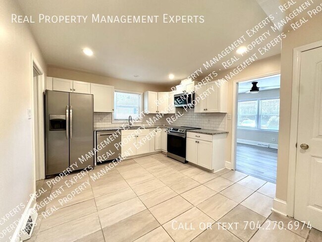Building Photo - Charming 3BR/2BR Home in Charlotte!