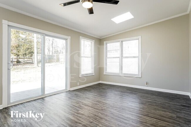 Building Photo - 6700 River Hills Dr