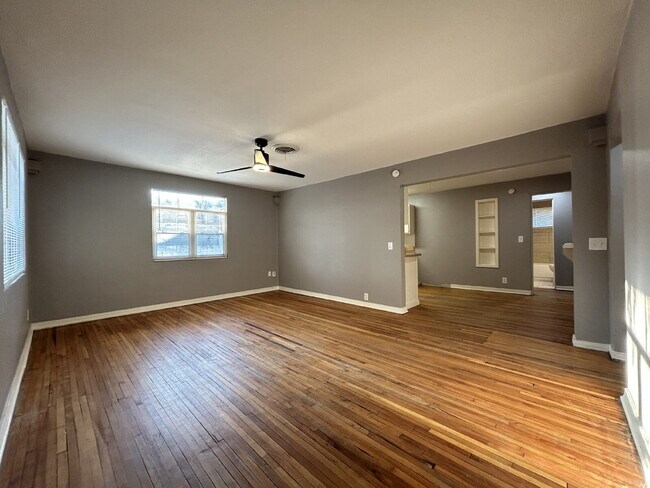 Foto del edificio - Charming 3-Bedroom Home with 2 Baths in th...