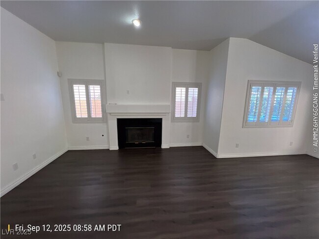 Foto del edificio - 8709 Wintry Garden Ave