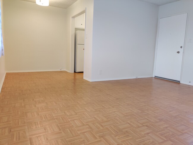 Living/dining area - 228 Newport Ave