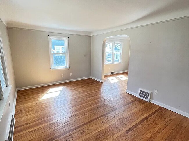 Building Photo - Walking Distance from Downtown!!!