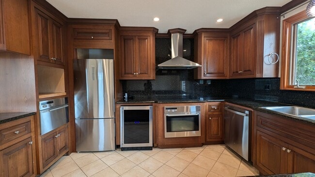 Foto del edificio - Coming Soon!  Beautifully Updated Three-be...