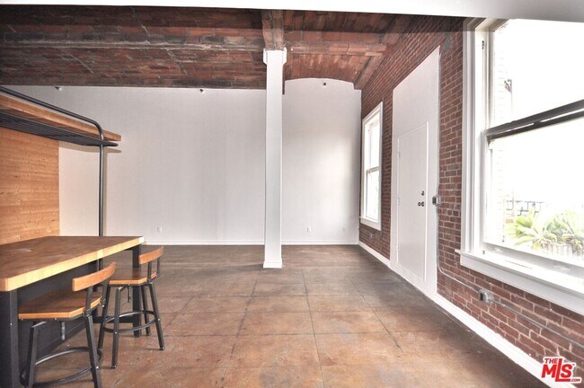 Foto del edificio - 215 W 7th St