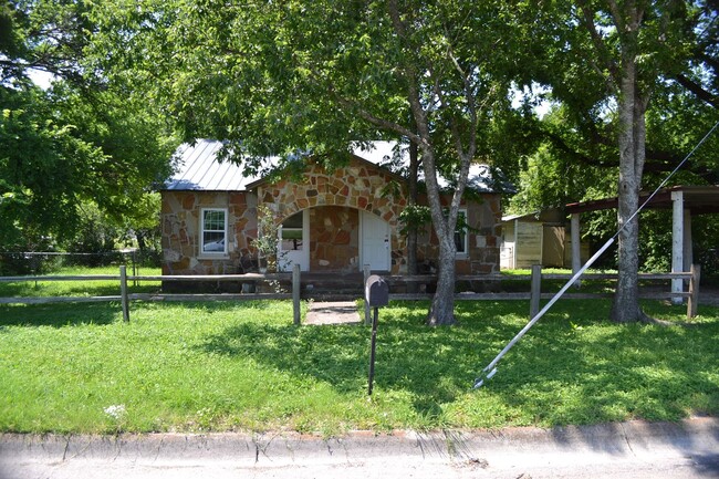 Building Photo - Charming 2 Bed/ 1 Bath Coming Soon!!!