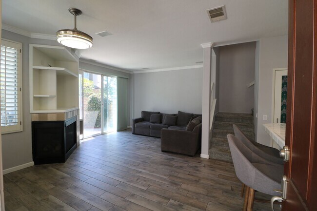 Foto del edificio - Townhome for Lease  in Valencia!