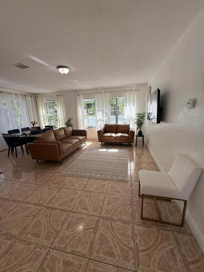Foto del edificio - 53 NE 43rd St