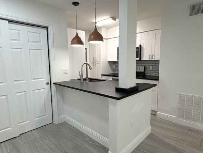 Building Photo - Modern 1 Bedroom Condo in The Preserve At Rivers Edge!