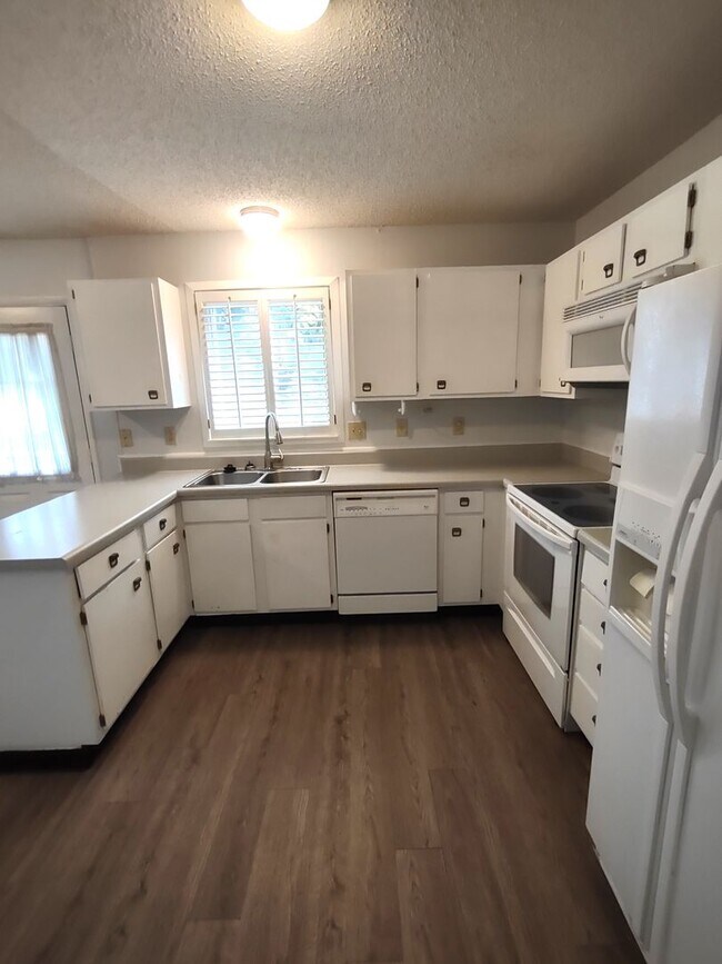 Foto del edificio - Beautiful Townhome located in Quail Hollow!