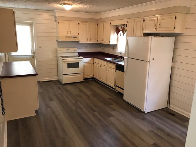 Building Photo - 3 Bedroom Brick Home - Move in Ready