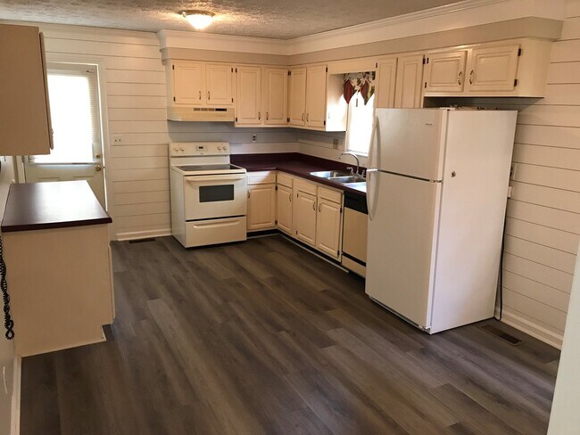 Building Photo - Move In Ready 3 Bedroom Brick Home