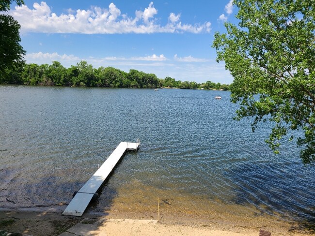 Foto del edificio - 28656 W Lake Dr