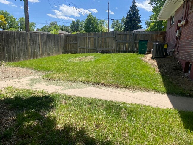 Building Photo - 783 W Crestline Ave