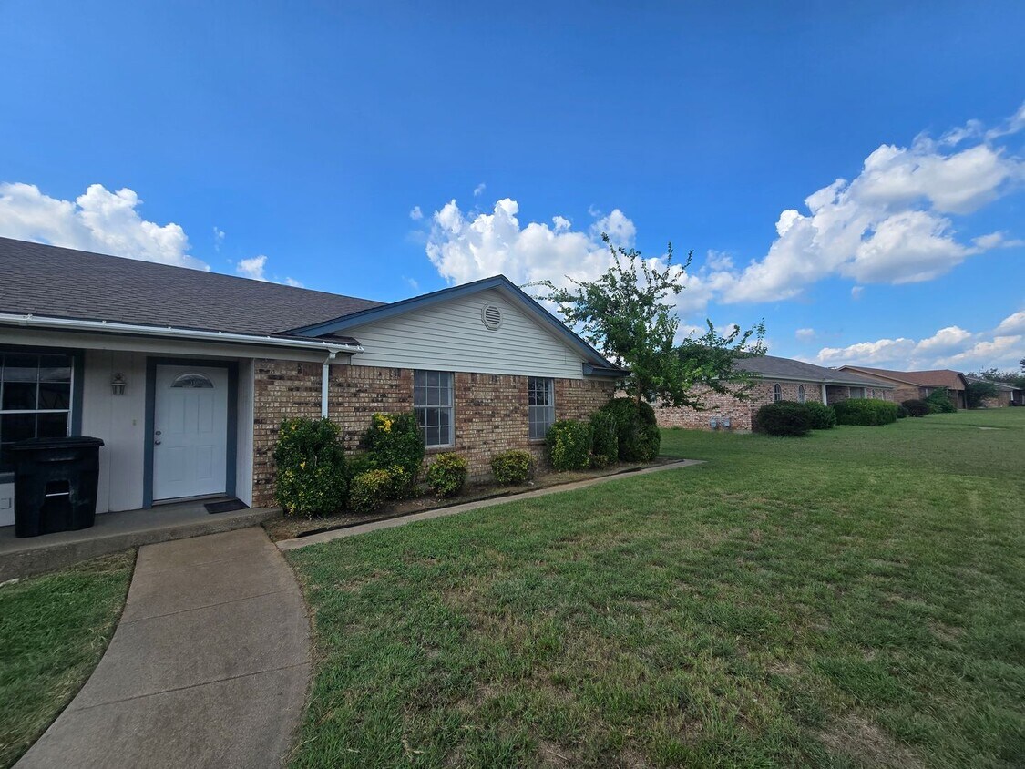 Primary Photo - 1105 N Nolan River Rd