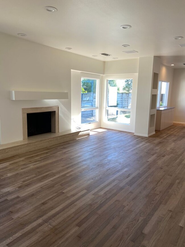 Building Photo - Lovely Country Charm with Swimming Pool