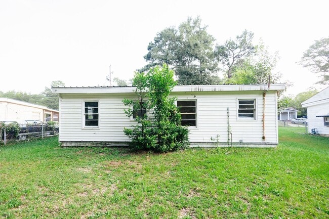 Building Photo - 4170 Palace Ave