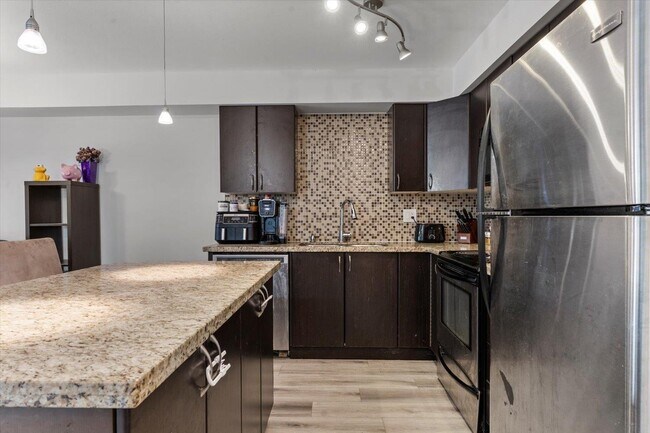 Building Photo - 251 Park Dr