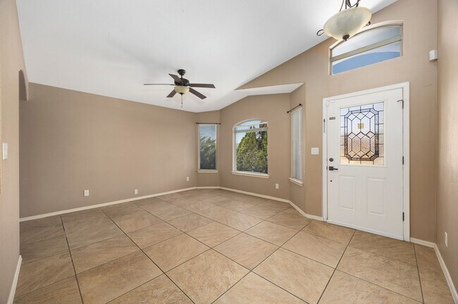 Building Photo - BEAUTIFUL HORIZON HOME PET FRIENDLY