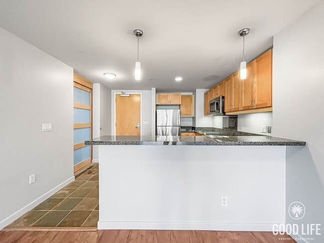 Foto del edificio - Beautiful 1BD/1BA Condo in Downtown W/ Off...