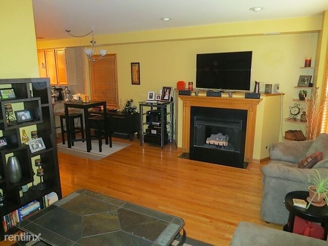 Building Photo - 2 br, 2 bath  - 1966 W Diversey Pkwy Apt 2