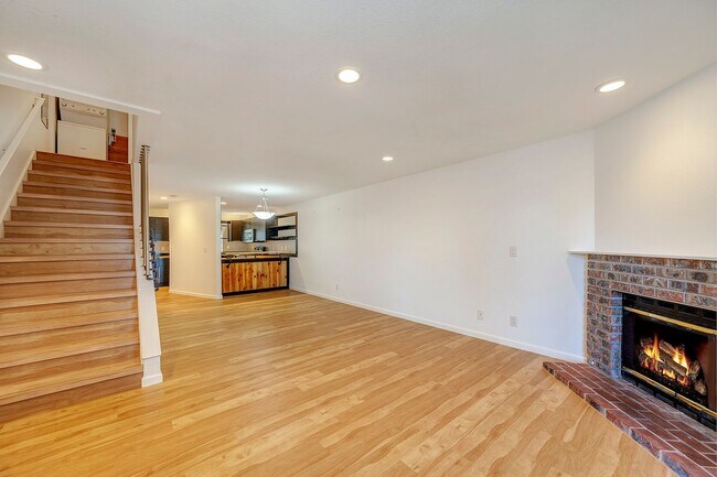 Building Photo - Two Bedroom Townhouse in Edmonds