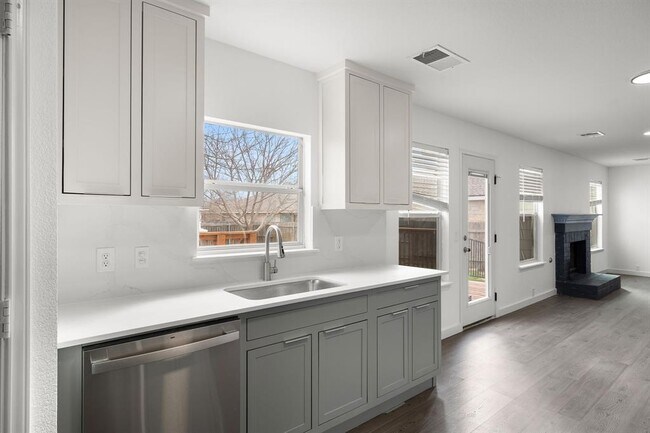 Building Photo - 2204 Founder Dr