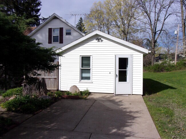Building Photo - 5167 Stow Rd