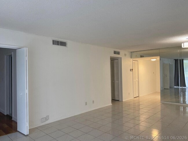 Building Photo - 2751 S Palm Aire Dr