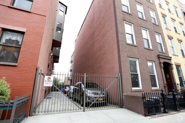 Building Photo - 542 Henry St