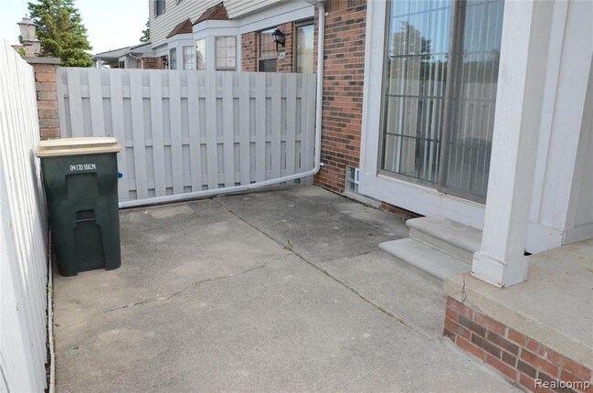 Building Photo - 2101 Vine Way Dr