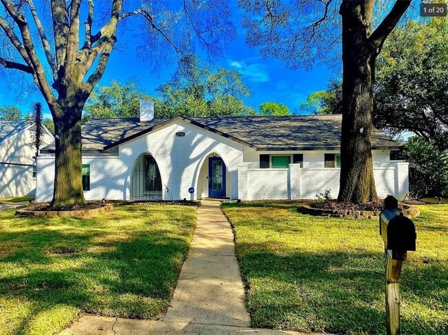 Building Photo - 2750 Manila Ln