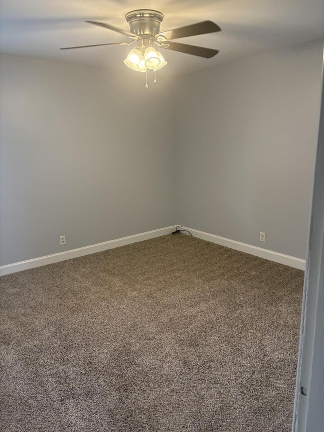 Building Photo - "Charming 2-Bedroom in Louisville - Spacious 1015 Sq Ft Home on Gerald Ct Unit 3!"